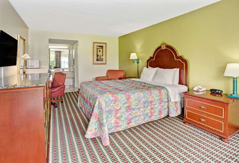 Люкс, Travelodge By Wyndham Sellersburg / Louisville North