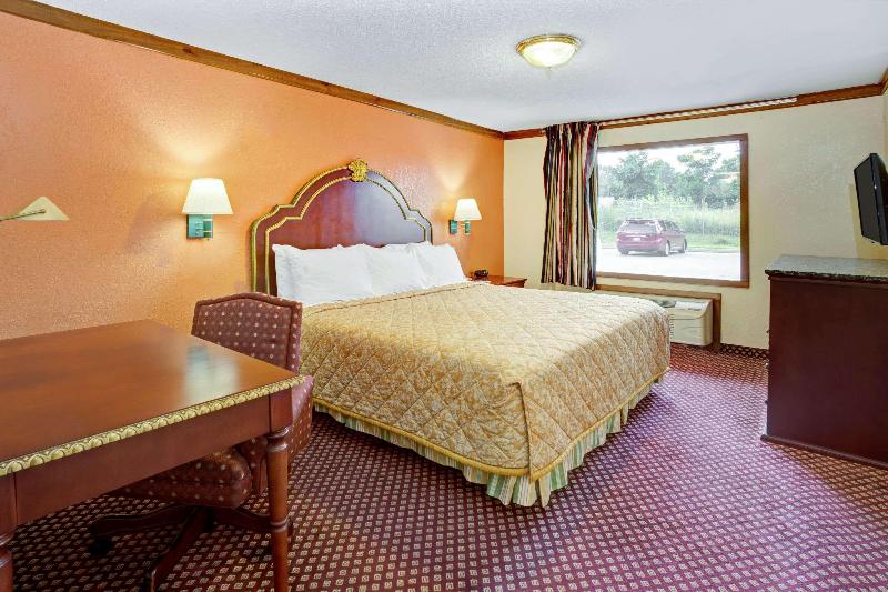 Стандартный Номер Кровать Кинг, Travelodge By Wyndham Sellersburg / Louisville North