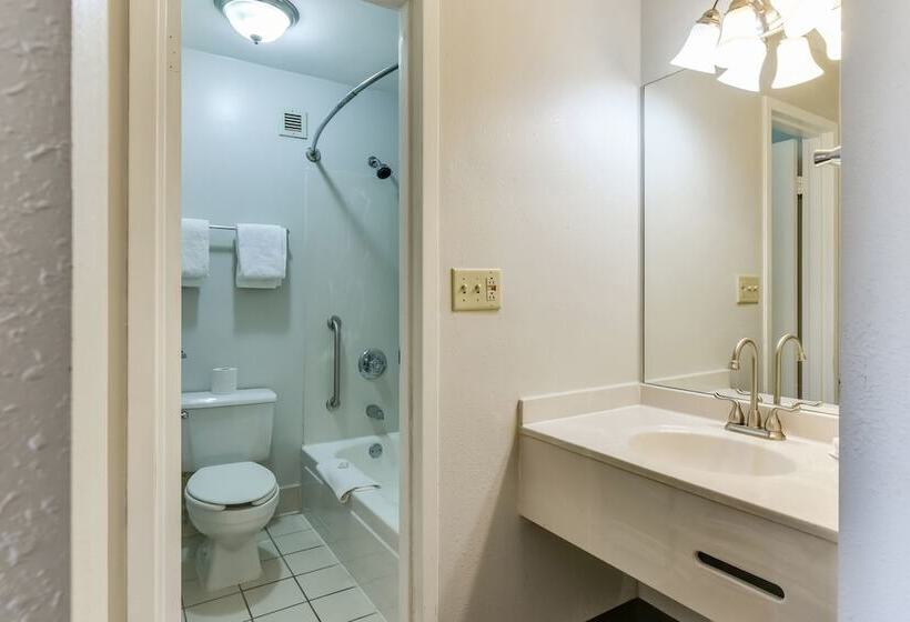 Номер Deluxe, Baymont Inn And Suites By Wyndham Columbus / Near Osu