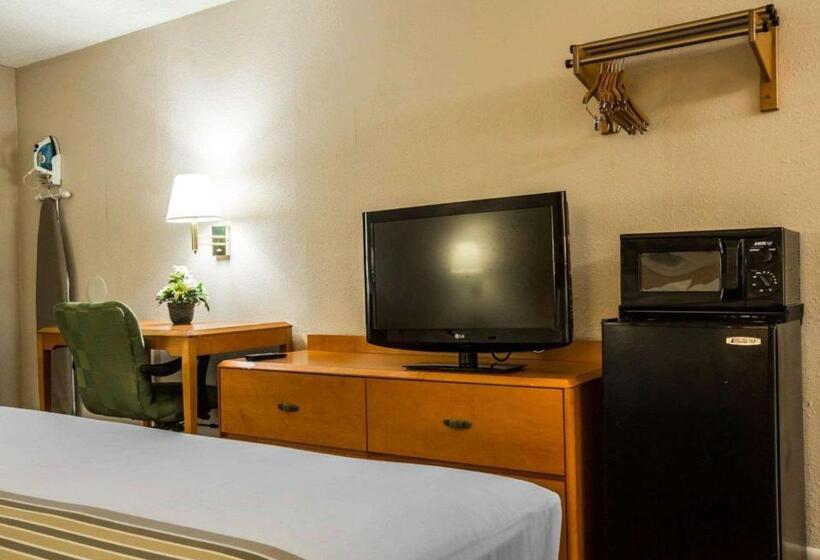 带大床的标准间, Econo Lodge Inn & Suites At Fort Moore