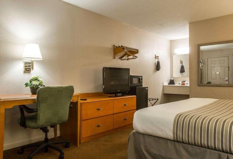 חדר סטנדרט עם מיטת קינג, Econo Lodge Inn & Suites At Fort Moore