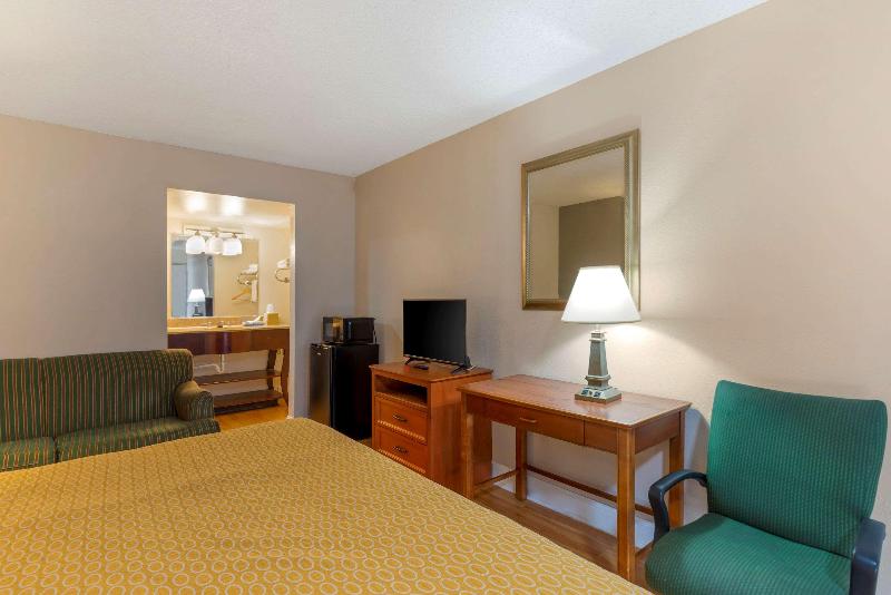 스탠다드 룸 킹사이즈 침대, Rodeway Inn Colonial Heights I95
