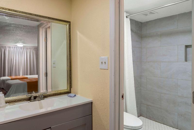 장애인을 위한 퀸사이즈 스탠다드 룸, Rodeway Inn Colonial Heights I95