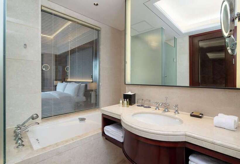 اتاق لوکس با تخت بزرگ, Hilton Cincinnati Airport