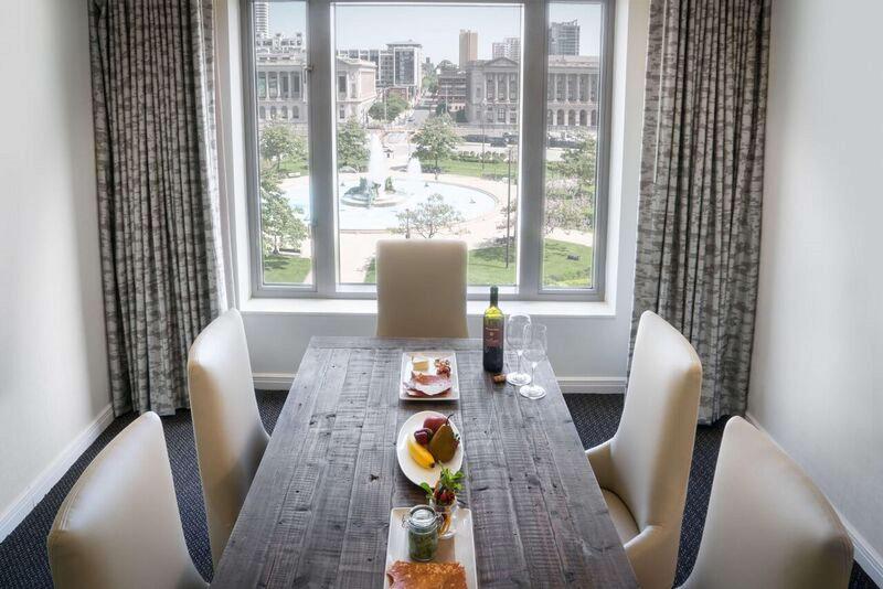 سوئیت با تخت بزرگ, The Logan Philadelphia Curio Collection By Hilton