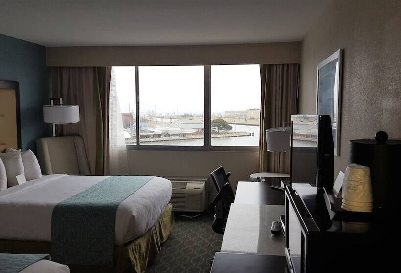 Люкс Кровать Кинг, Wyndham Garden Kenosha Harborside