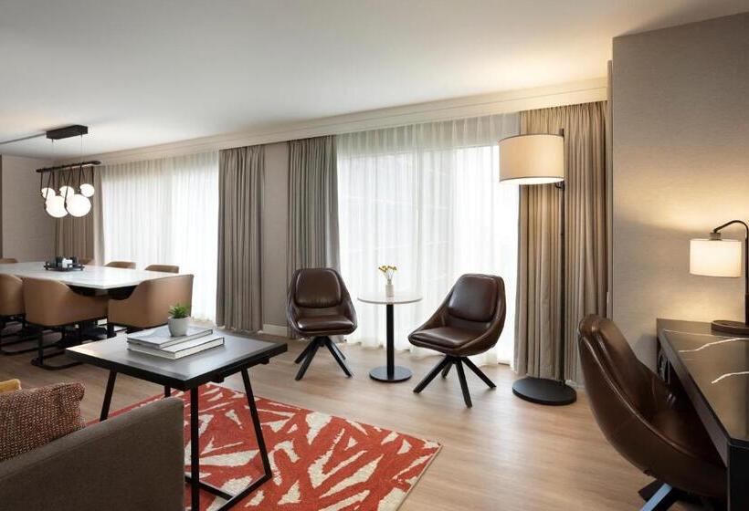 סוויטה, Hyatt Regency San Antonio Riverwalk