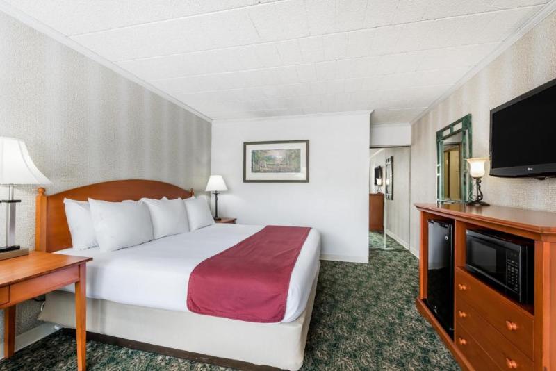 Люкс Кровать Кинг, Ramada By Wyndham State College Hotel & Conference Center