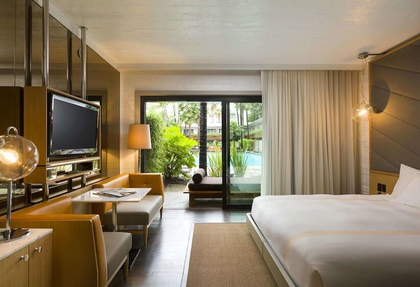 小室, The Hollywood Roosevelt