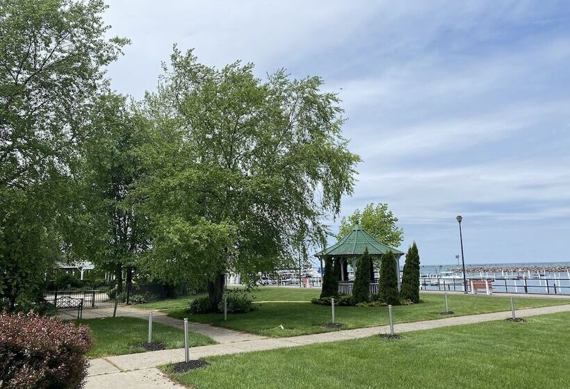 クイーンサイズベッドのスタンダードルーム, Clarion Hotel Conference Center On Lake Erie