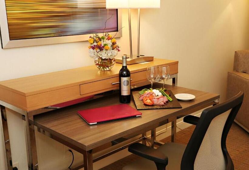 Люкс, Envision Hotel & Conference Center Mansfield Foxboro