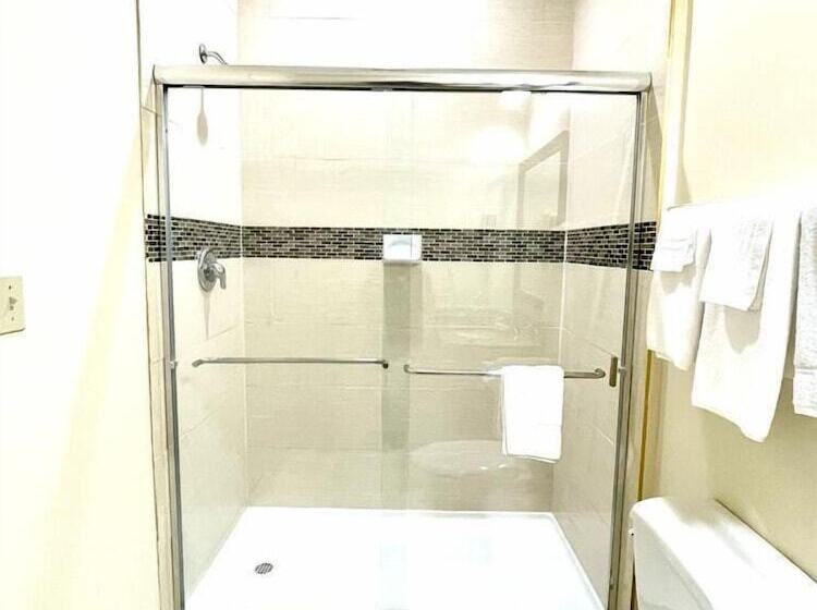 اتاق لوکس, Whitney Inn & Suites