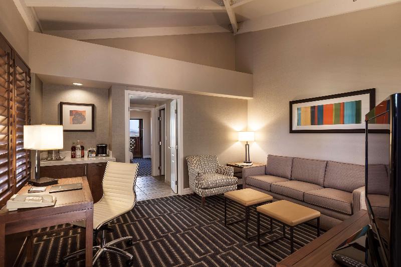 스위트 킹사이즈 침대, Hilton Phoenix Tapatio Cliffs Resort