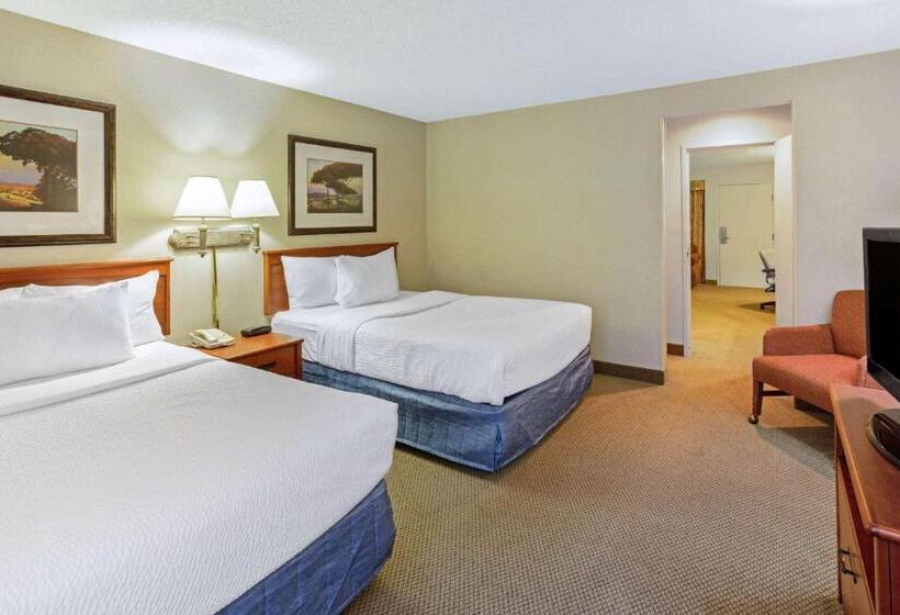 Люкс, La Quinta By Wyndham Appleton College Avenue
