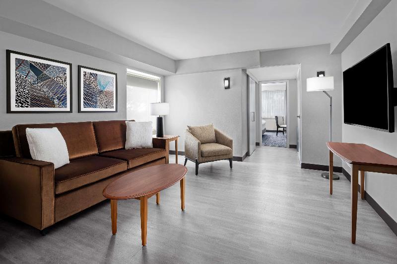 Люкс Кровать Кинг, The Alloy King Of Prussia   A Doubletree By Hilton