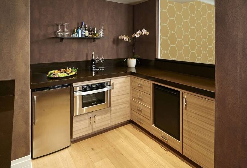 سوئیت با تخت بزرگ, The Rittenhouse