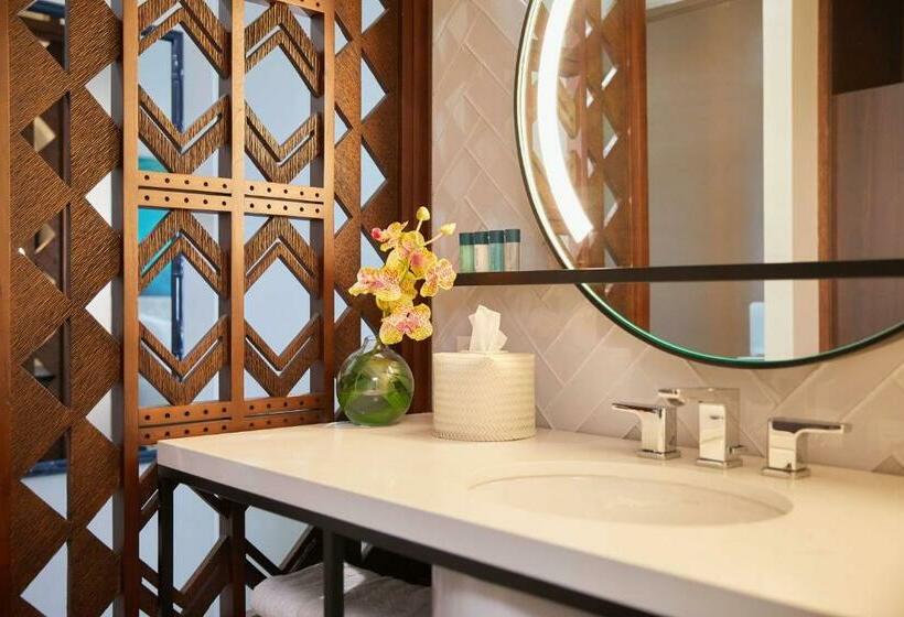 اتاق لوکس با چشم‌انداز دریا, Outrigger Waikiki Beachcomber