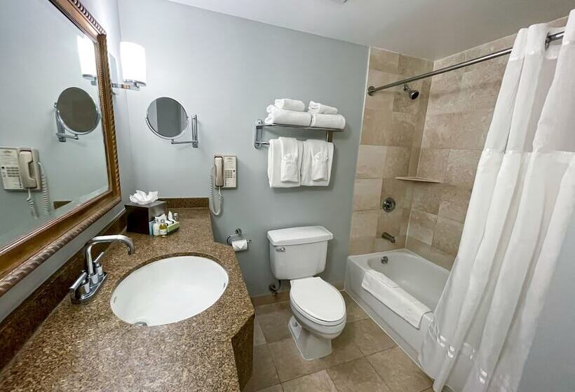 Люкс, Water's Edge Resort & Spa