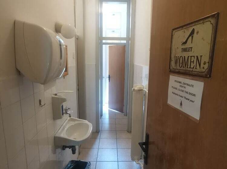 اتاق استاندارد چهارنفره با سرویس بهداشتی مشترک, Hostel Pod Voglom