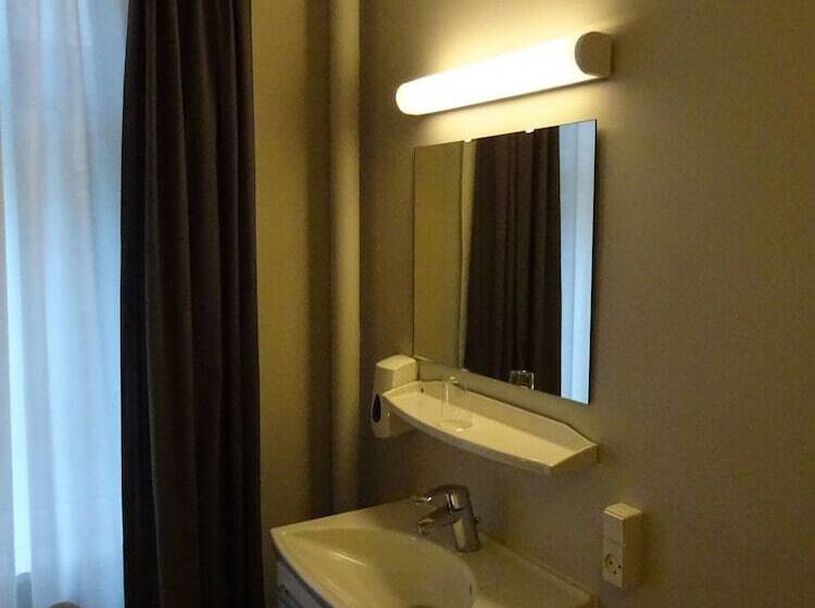 이코노미 룸 공용욕실, City Hotel Nebo