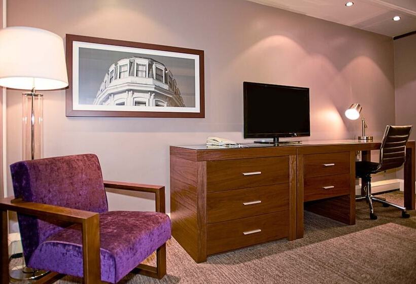 اتاق استاندارد سه نفره, Sandman Signature London Gatwick