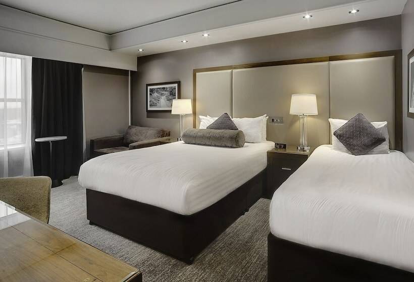 اتاق استاندارد سه نفره, Sandman Signature London Gatwick