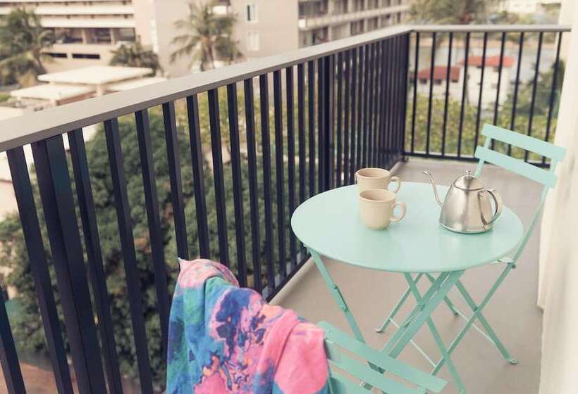 بانگلوی استاندارد, The Surfjack Hotel & Swim Club