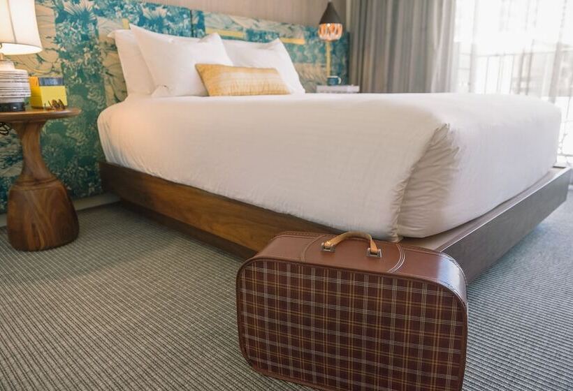 بانگلوی استاندارد, The Surfjack Hotel & Swim Club
