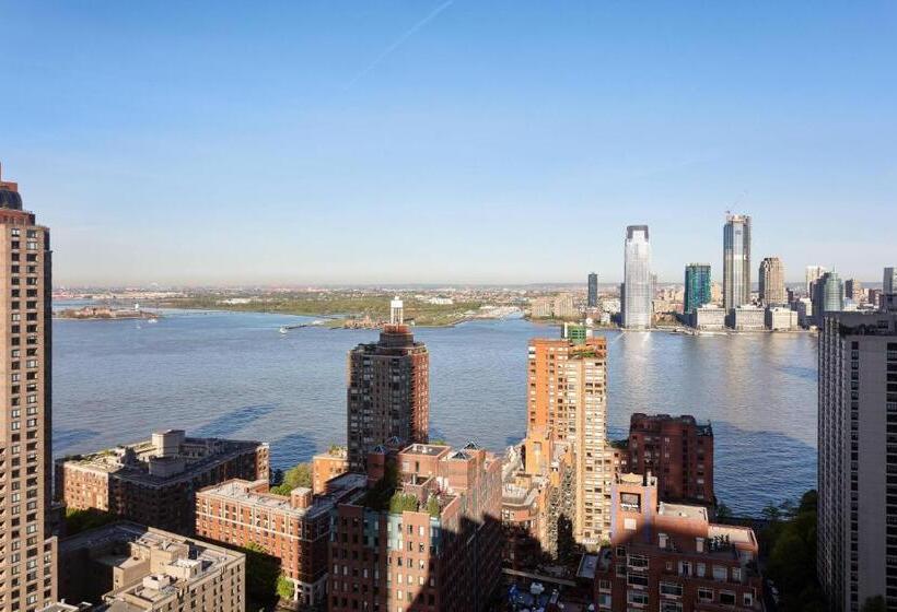 Deluxe room with river view, New York Marriott Downtown