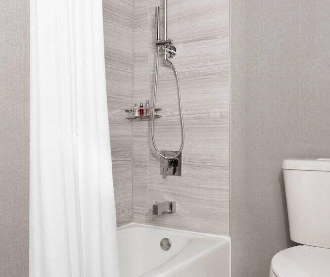 Deluxe room with river view, New York Marriott Downtown