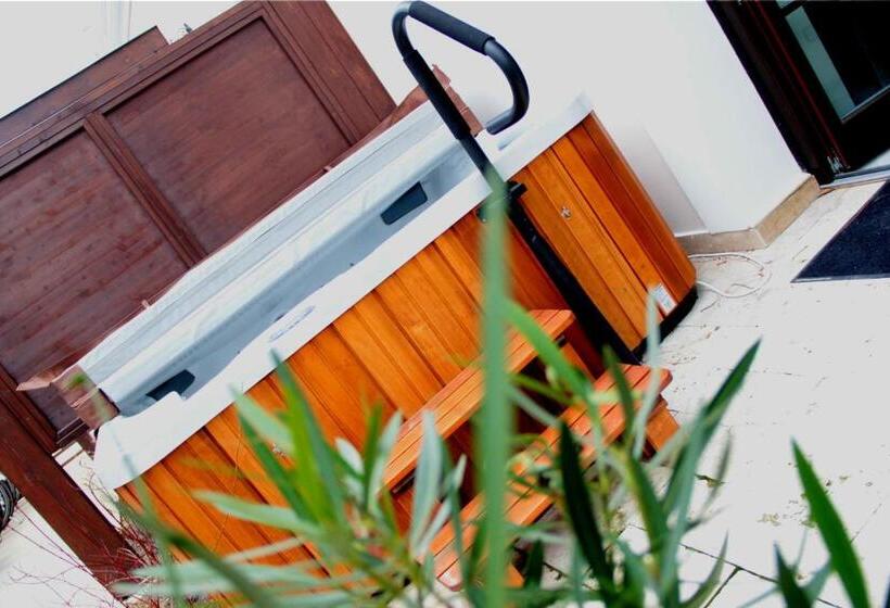 اتاق لوکس با وان آب گرم, Boutique Hotel Annuska