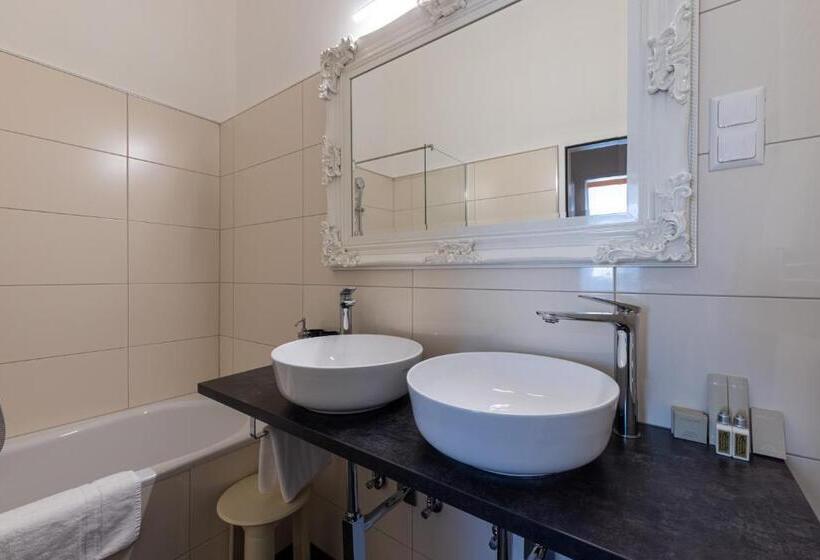 Четырехместный Номер Стандарт, Boutique Hotel Goldenes Lamm