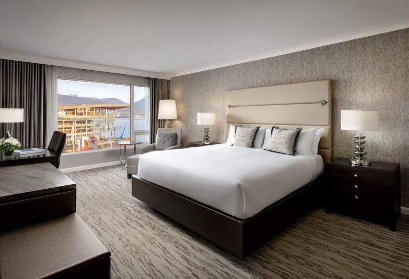 Номер Deluxe с Видом, Fairmont Waterfront