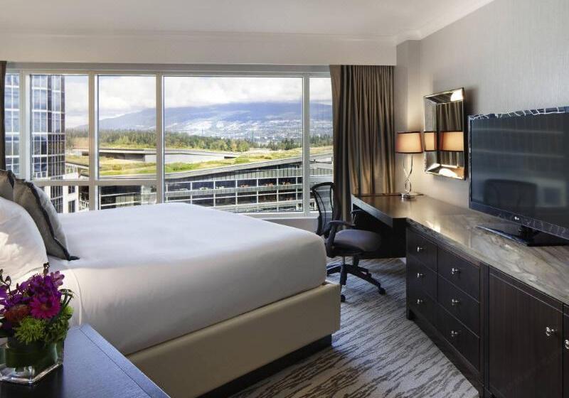 מיטת קינג בסוויטה, Fairmont Waterfront