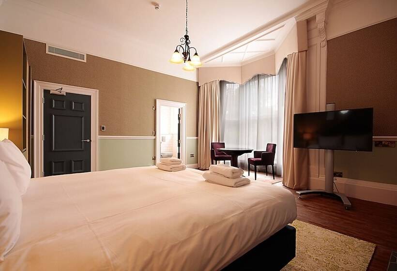 اتاق استاندارد سه نفره, Elmbank York, Tapestry Collection By Hilton