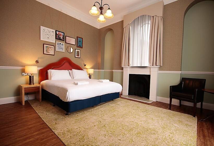 اتاق استاندارد سه نفره, Elmbank York, Tapestry Collection By Hilton