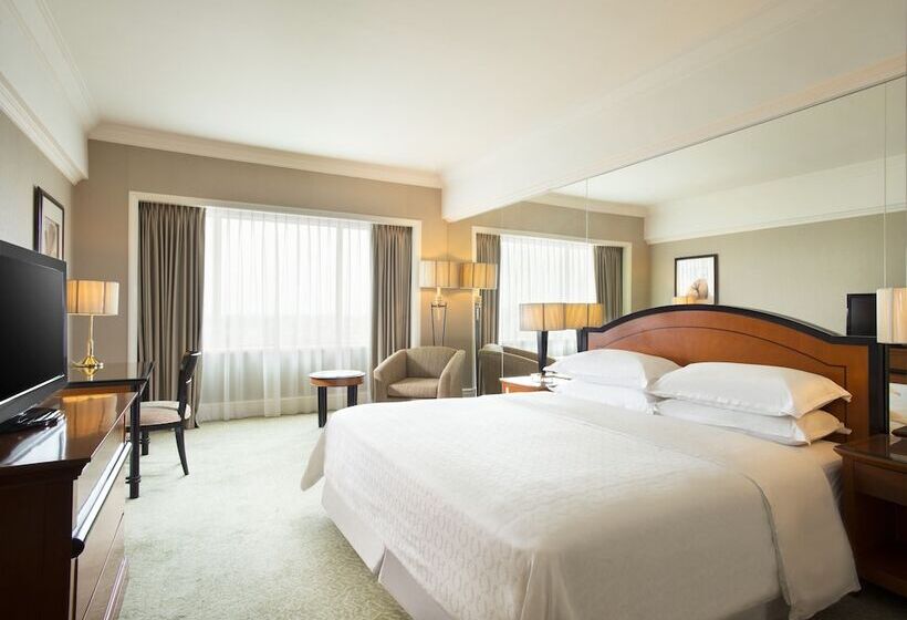 Номер Deluxe, Sheraton Surabaya Hotel & Towers