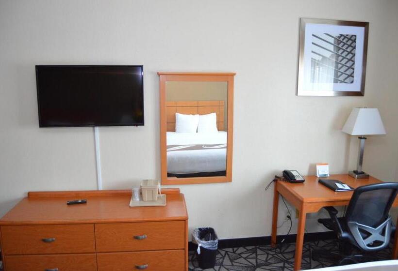 Номер Стандарт, Quality Inn Coralville   Iowa River Landing