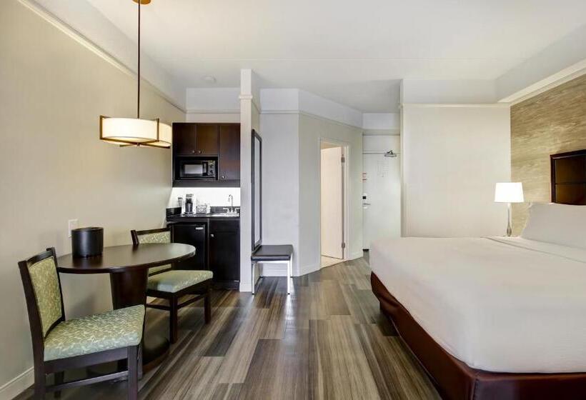 キングサイズベッドのスイートルーム, Holiday Inn & Suites Windsor Ambassador Bridge By Ihg