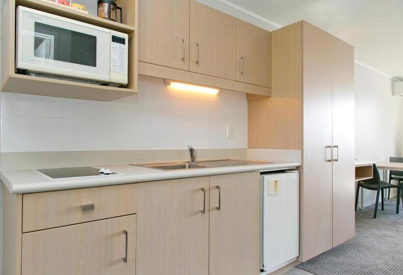 Standard studio with lake view, Anchorage Resort Taupo Nz