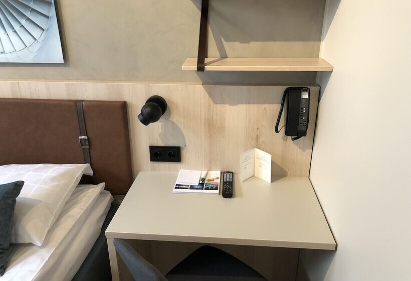 Номер Стандарт, Pilot Airport