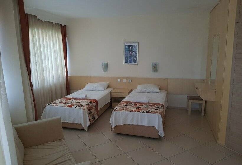 اتاق استاندارد سه نفره, Malhun Hotel