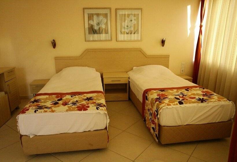 اتاق استاندارد سه نفره, Malhun Hotel