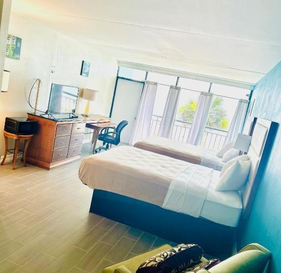 Номер Deluxe Вид на Море с Балконом, Rodeway Inn
