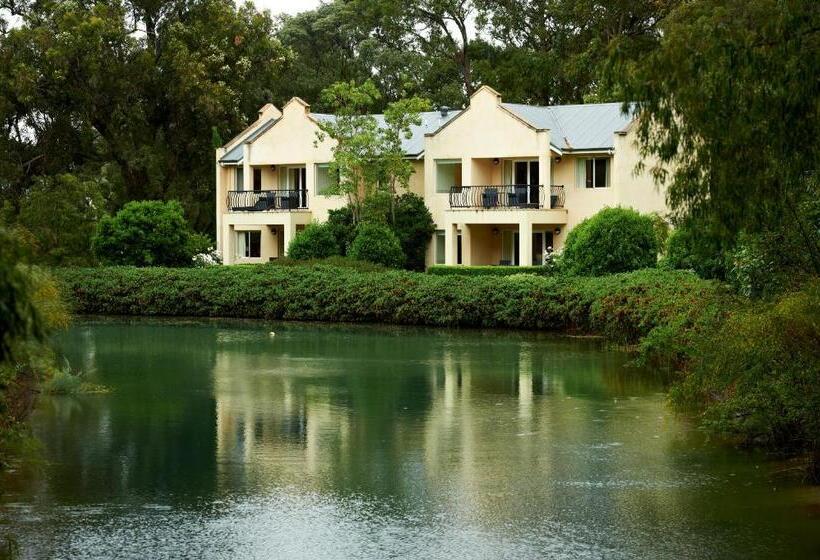 Suite with lake view, Cape Lodge