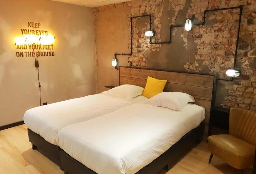 Номер Стандарт, Upstairs