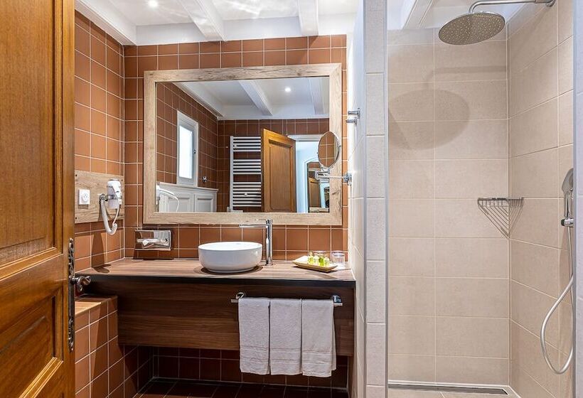 اتاق استاندارد سه نفره, Les Bains Gardians