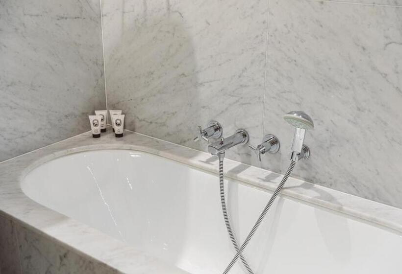 سوئیت جونیور با چشم‌انداز باغ, Hôtel De L Abbaye