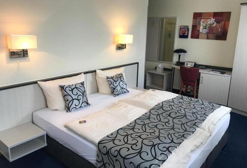 Номер Стандарт с Балконом, Parkhotel Neubrandenburg