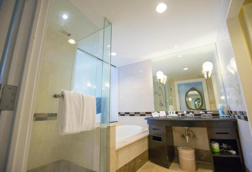 اتاق استاندارد سه تخته با چشم‌انداز, Royal Orchid Hotel Guam